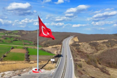 Türkiye'nin en büyük bayrağı Samsun-Ankara karayolu üzerinde göğsü kabartıyor