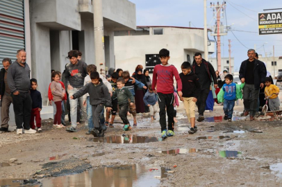 Adana'da altyapı eksikliği nedeniyle mahalleli yetkililere tepki gösterdi