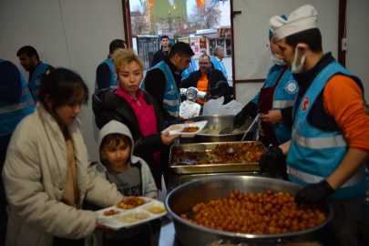 Depremin merkez üssü Kahramanmaraş'ta ilk iftar açıldı