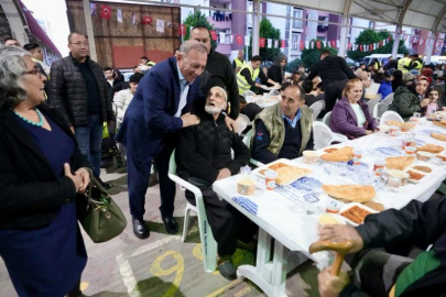 Seyhan Belediyesi ilk iftar sofrasını Pınar Mahallesi'nde kurdu