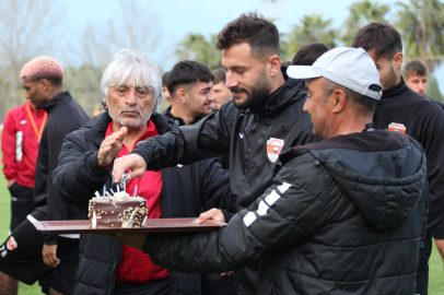 Adanaspor antrenmanında sürpriz doğum günü kutlaması