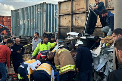 Hatay'da trenin çarptığı otomobilin sürücüsü yaralandı