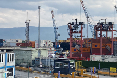 Kocaeli'de uluslararası limanda 3 yükleme vinci devrildi:Evyapport limanında felaketin eşiğinden dönüldü