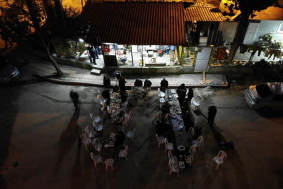 Hatay'da mahallede düzenlenen iftar yemeği, vatandaşlara hüzünlü anlar yaşattı