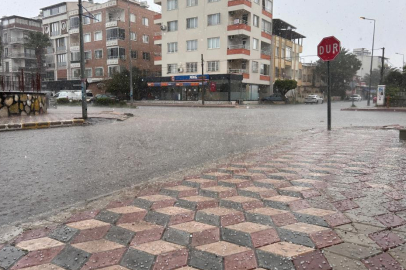 Hatay'da etkili dolu yağışı çevreyi beyaza bürüdü