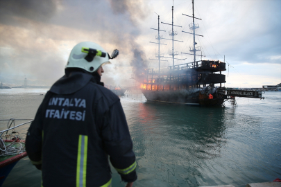 Alanya Balıkçı Barınağı'nda demirli iki tur teknesi yandı