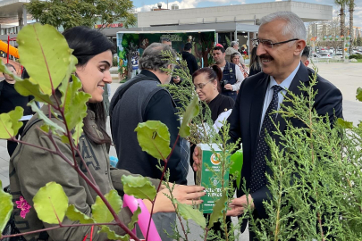 Adana'da 'Yeşil Vatan Sevdalıları'na fidan dağıtımı