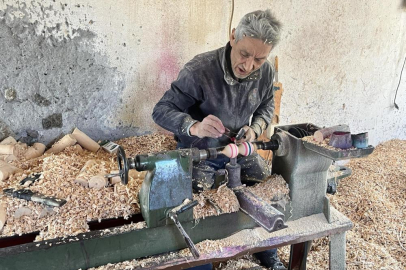 Teknolojiye karşı direnen topacın son ustası, 25 yıldır ahşaba şekil veriyor