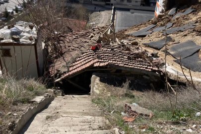 Ankara'da istinat duvarı çöken apartman, gecekondu sakinini saniyelerle kurtardı