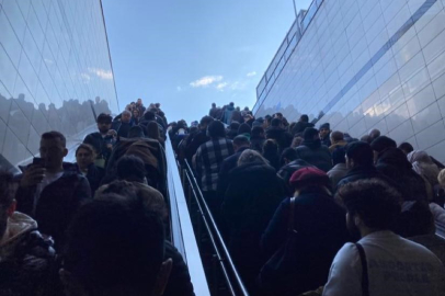 Altunizade’de metrobüs arızası: Durakta insan seli oluştu