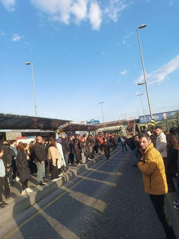 altunizade metro kalabalık