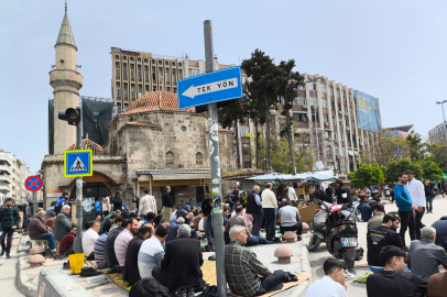 Cuma namazında yoğunluk yaşandı, vatandaşlar namazlarını dışarıda kıldı