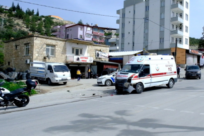 Mersin’de ambulans ticari araçla çarpıştı