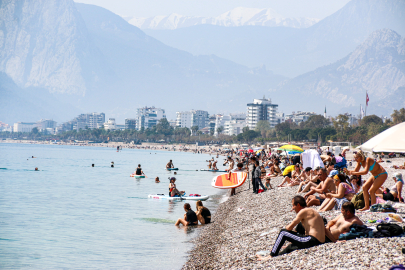 Antalya’da vatandaşlar oylarını kullandıktan sonra Konyaaltı sahile akın etti