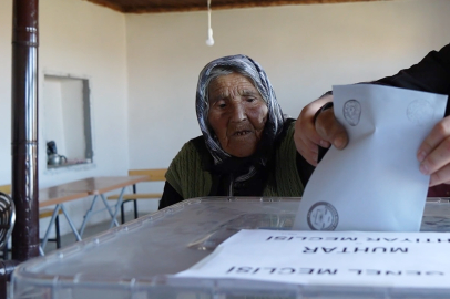 Türkiye'nin en yaşlı seçmeni Arzu nine oyunu kullandı