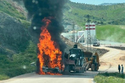 Hatay'da trafik kazası sonrası otomobil ve tır alevlere teslim oldu