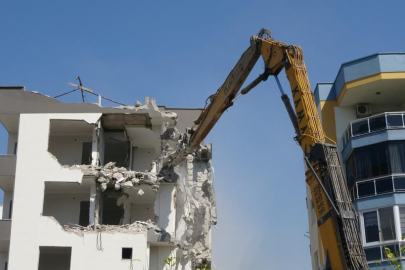 Erdemli'de yana yatan 4 katlı bina yıkıma girdi