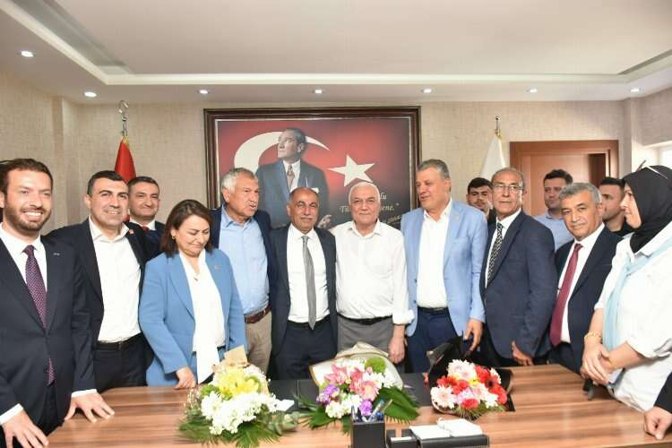 Adana’da 4 ilçenin belediye başkanı mazbatasını aldı 5