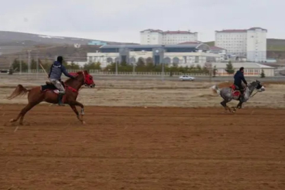 Bayburt'ta oruçlu sporcular çamura ve yağmura meydan okuyarak cirit oynadı