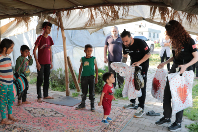 Dezavantajlı binlerce çocuğa bayramlık kıyafet dağıtıldı