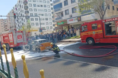 Diyarbakır'ın Bağlar ilçesinde ticari taksi aniden alev aldı