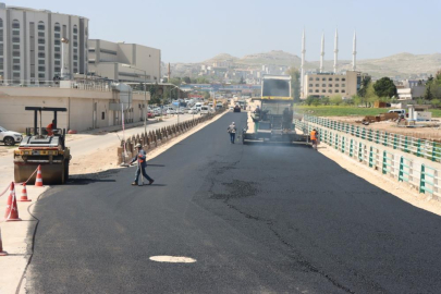 Şanlıurfa Büyükşehir Belediyesi yollarda deformasyonları onarmak için asfalt çalışmalarını sürdürüyor