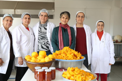 Hatay'da, bereketli topraklardan gelen narenciyeyi değerlendirerek reçel üretiyor