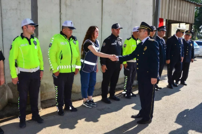 Adana Emniyet Müdürü Arıkan, görev başındaki polislerle bayramlaştı