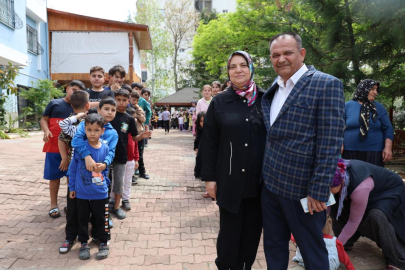 Kozan'da bayram harçlığı dağıtımı haberi uzun kuyruklara yol açtı