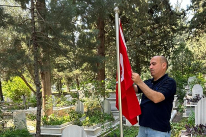 Hatay Büyükşehir Belediye Başkanı Mehmet Öntürk, Şehit Polis Sami Bilgen'in mezarındaki bayrağı değiştirdi