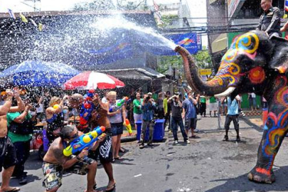 Tayland'da Songkran Su Festivali renkli görüntülerle başladı