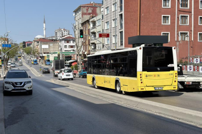 Ümraniye'de virajı alamayan otomobil, karşı şeride geçerek kaza yaptı