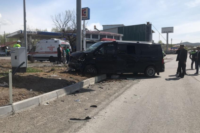 Bingöl'de minibüs ve hafif ticari araç çarpıştı, 15 kişi yaralandı