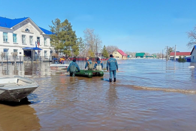 Tobol Nehri'nde su seviyesi tehlikeli noktaya yükseldi