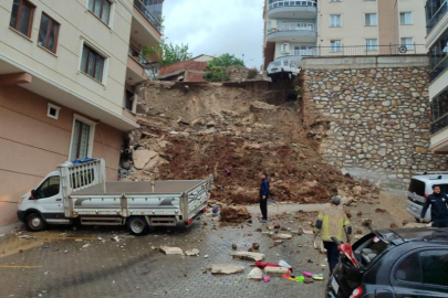 Gemlik'te yağmurun etkisiyle istinat duvarı çöktü