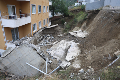 Küçükçekmece'de bir binanın istinat duvarı yıkıldı