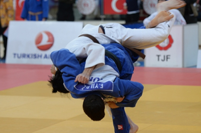 Şanlıurfalı 3 kız kardeş, judoda aynı minderde ter döküyor