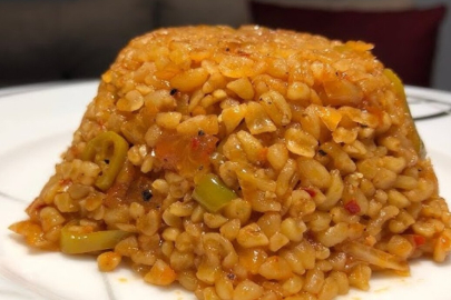 Bu püf noktadan sonra bulgur pilavınızın kesinlikle dibi tutmayacak! 10 dakikada hazır bulgur pilavı