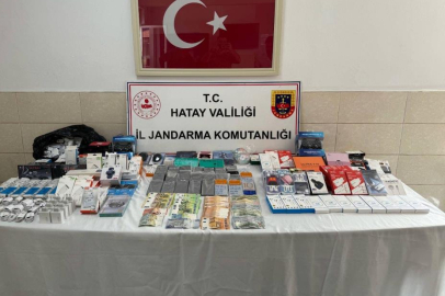 Hatay'da gümrük kaçağı elektronik cihazlar ve döviz ele geçirildi