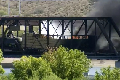 Arizona'da benzin ve propan taşıyan yük treni raydan çıkarak devrildi