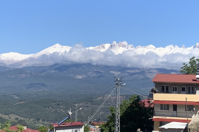 Aladağ'da yüksek kesimlere kar yağdı