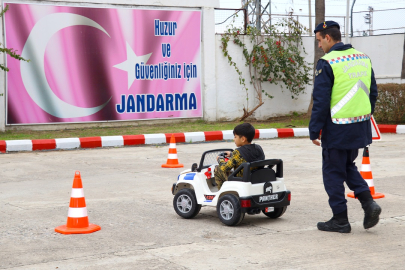 Adana'da polisler çocuklara trafik kurallarını anlattı