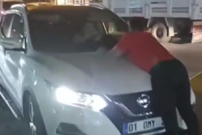 Adana'da madde bağımlısı şahsın otomobile saldırısı saniye saniye kamerada