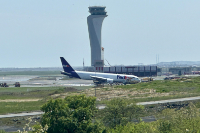 İstanbul Havalimanı’nda gövdesi üzerine inen Fedex uçağı havadan görüntülendi