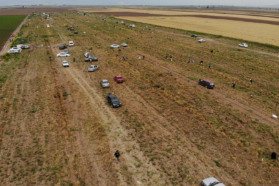 Kumlu'da israfı önlemek için çiftçi soğanlarını bedavaya dağıttı