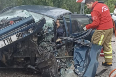 Gönen'de tır ve otomobilin karıştığı trafik kazasında 3 kişi yaralandı