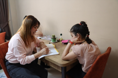 Görme engelli kızı ve oğlunun eğitimi için Braille alfabesini öğrendi