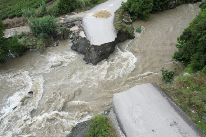 Hatay'da aşırı yağışlar sonucu köprü çöktü