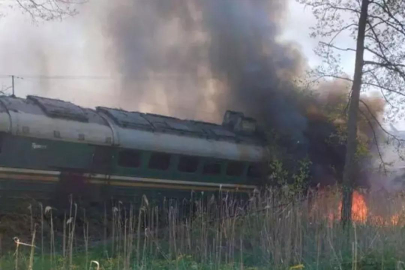 Volgograd'da yük treni kazasında yakıt deposu ve kereste yüklü vagon alev aldı