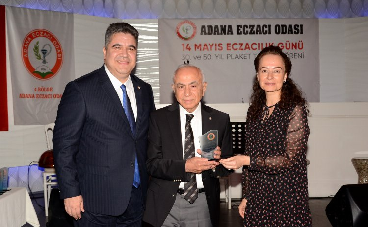 Adana Eczacı Odası'ndan 50 Yıllık eczacılara plaket 2